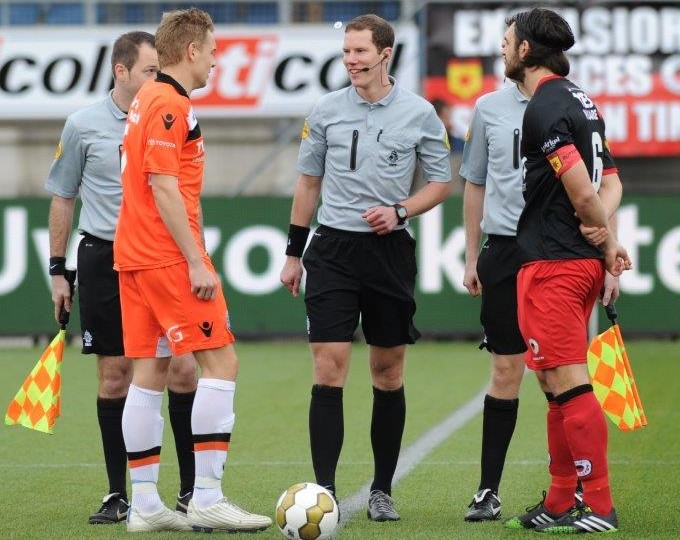 Jeroen Sanders bij de toss met de aanvoerders en zijn assistenten